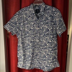 American Eagle Outfitters Blue and White Short-Sleeve Floral Button-Down Shirt